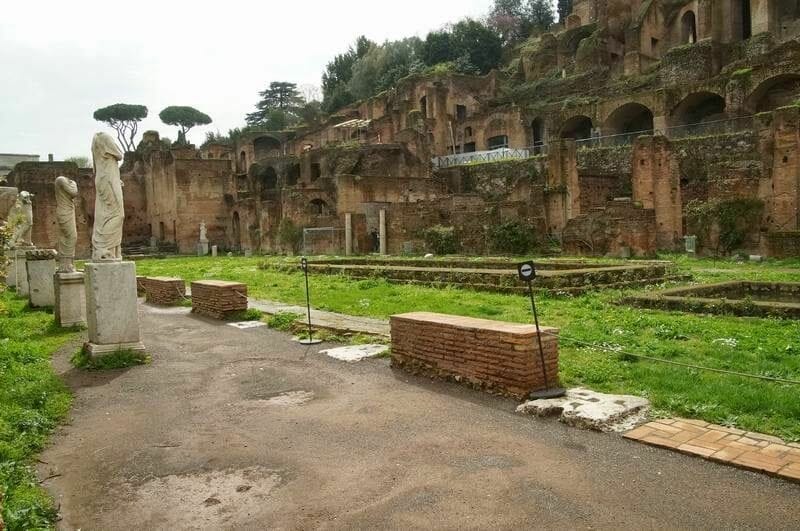 casa vestales foro romano Templo de Vesta y la Casa de las Vírgenes Vestales