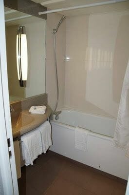 HOTEL VILLA BELLAGIO AMBOISE, baño