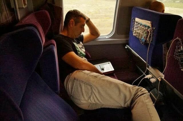 leyendo en tren castillos del Loira en tren