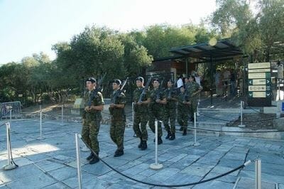 cambio de Guardia en la acropolis