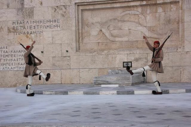 Cambio de guardia - Qué ver en Atenas en un día en parada de crucero