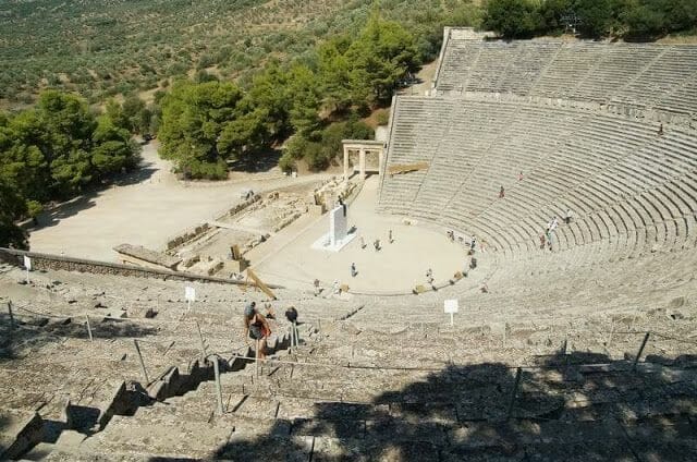 el teatro desde las gradas más altas TEATRO DE EPIDAURO