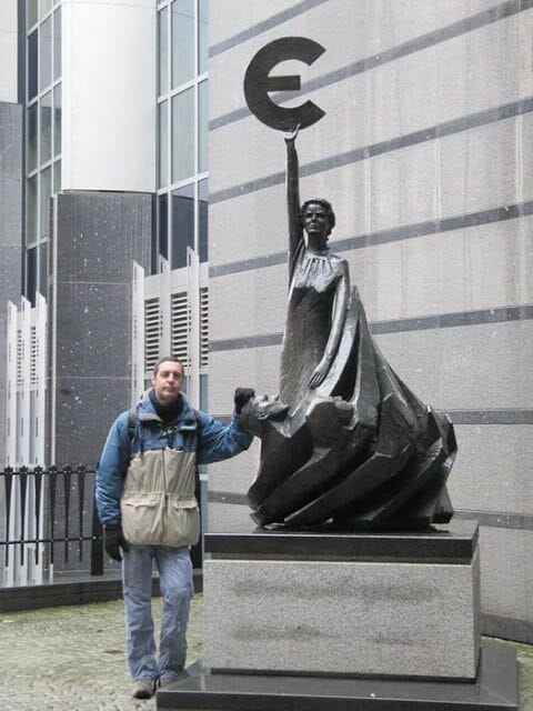 escultura euro en bruselas