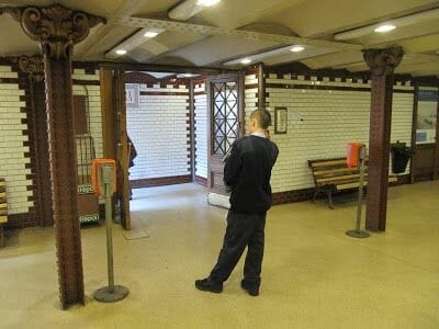 inspector en la parada de la Opera del metro Budapest inspector metro Budapest - transporte público de Budapest