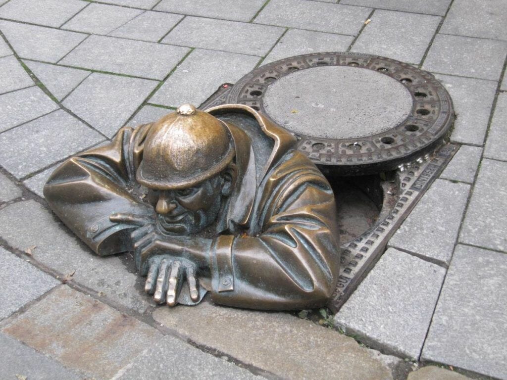 Čumil, estatuas bratislava, estatua alcantarilla de bratislava