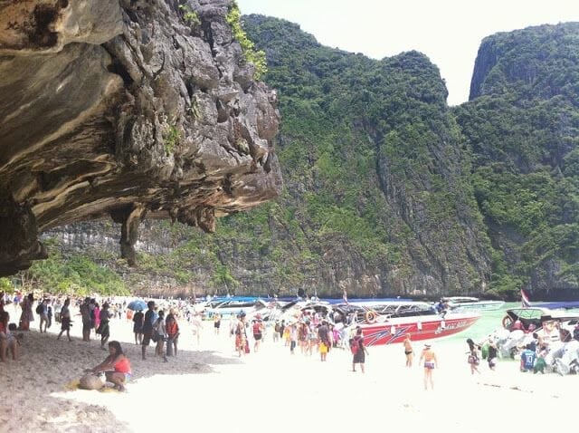 Maya beach llena de gente Maya beach concurrida