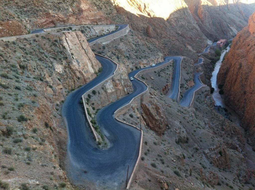 famosa carretera serpenteante de las gargantas del Dades