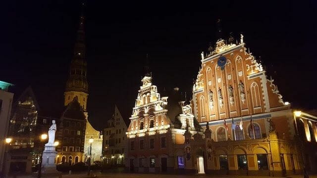 plaza ayuntamiento Riga de noche con campanario de San Pedro al fondo Plaza Rätslaukumssta o ayuntamiento de Riga