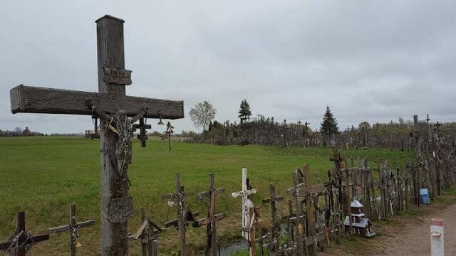 Visita a la Colina de las Cruces en Lituania - viaje a las capitales bálticas