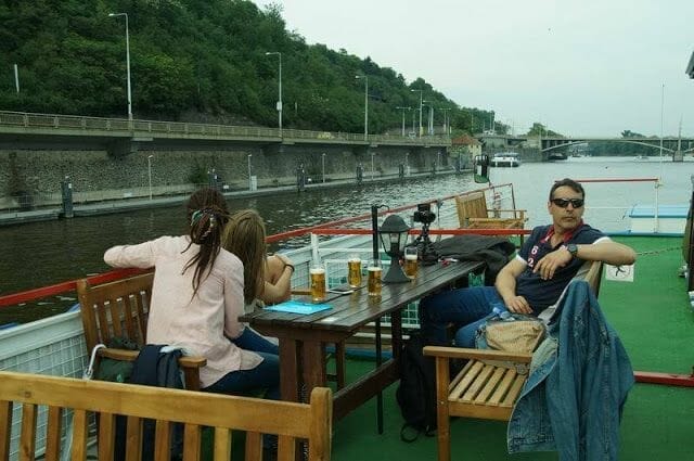 Paseando en barco en Praga