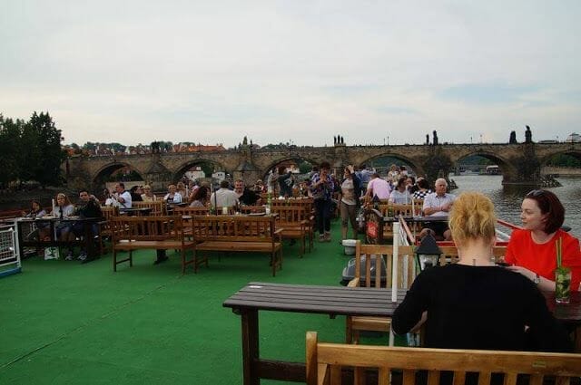 Paseo en barco en Praga por el río Moldava