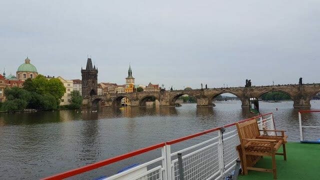 puente de san carlos desde el río moldava Praga
