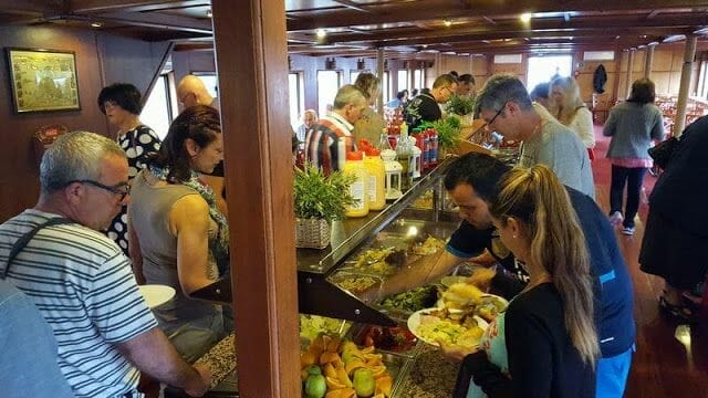 Paseo en barco en Praga con comida