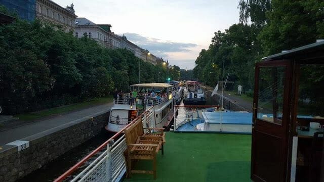 Paseo en barco en Praga por el río Moldava