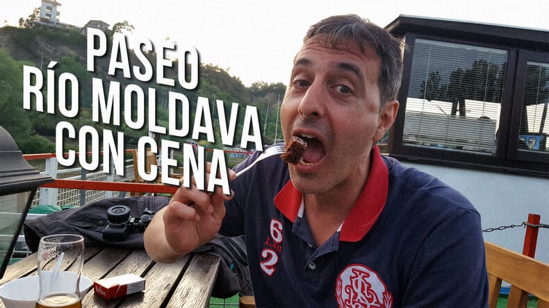 Actividades imprescindibles en Praga es un paseo en barco en Praga por el río Moldava.
