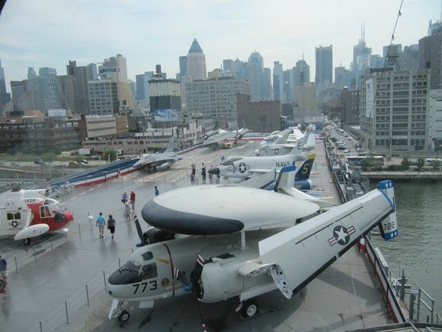 aviones en la cubierta del Intrepid cubierta intrepid