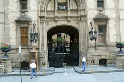 la entrada donde dispararon a john Lenon entrada casa dakota John Lenon