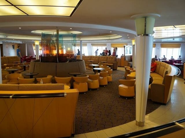 interior del barco ferry Calais a Dover, paso canal de la Mancha,