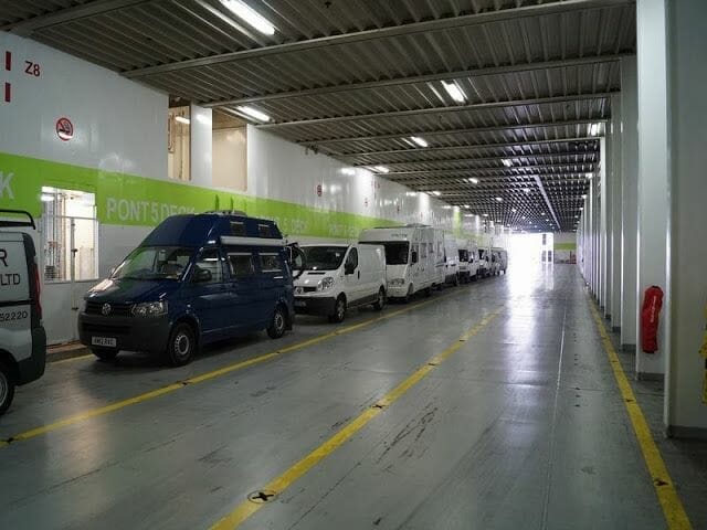 bodega del barco ferry Calais a Dover, paso canal de la Mancha