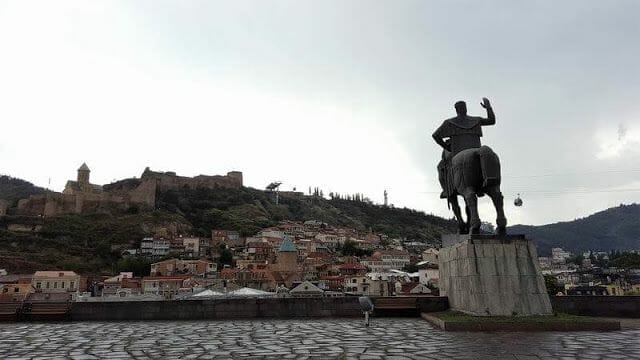 estatua ecuestre del Rey Gorgasali frente a Narikala
