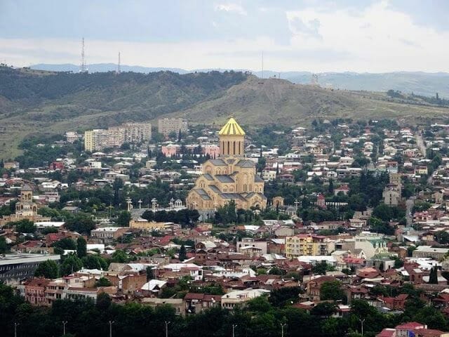 catedral Sameba desde lejos