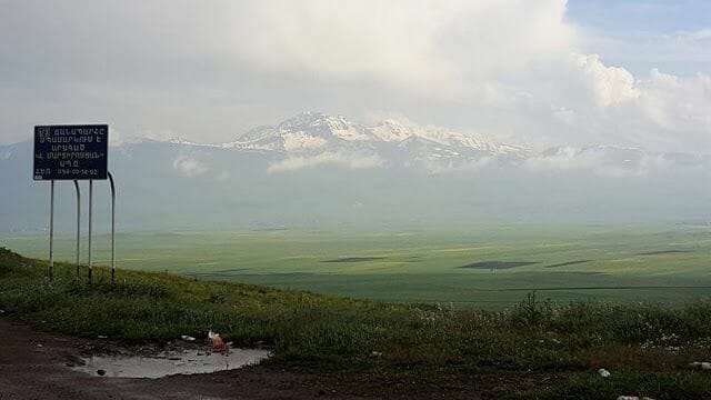 monte Aragats en el camino para ir de Tiflis a Ereván