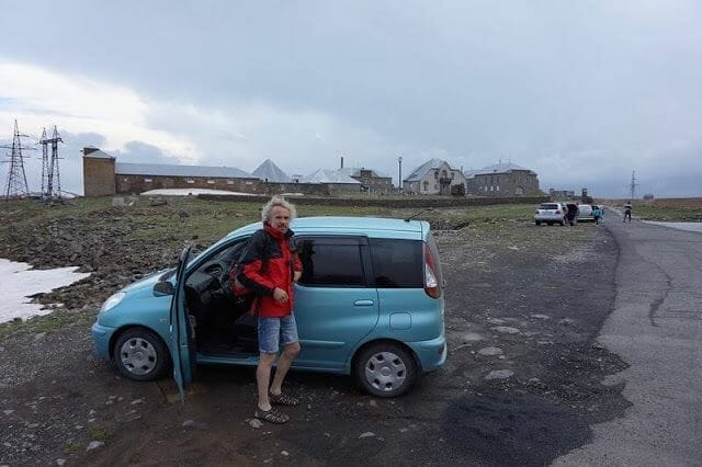monte Aragats en el camino para ir de Tiflis a Ereván en coche