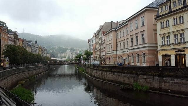 Casas a lo largo del río Teplá