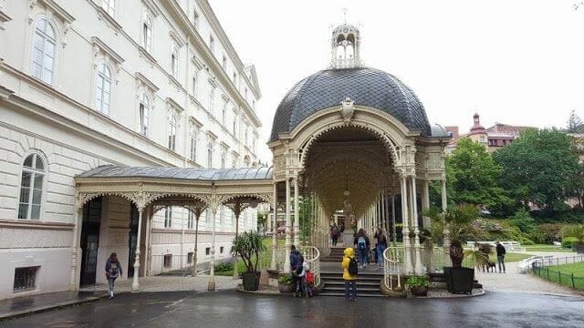Columnata neobarroca "del Parque"