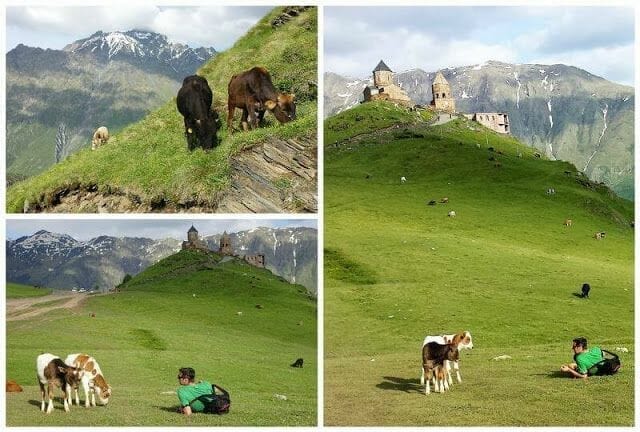 monasterio de la Trinidad Gergeti junto al monte kazbek