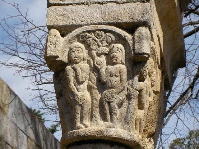 capitel del claustro de Perelada