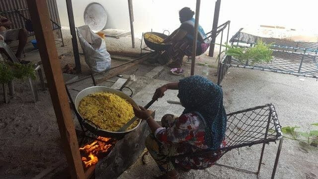 mujeres isla de Nilandhoo Maldivas