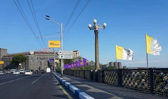 banderitas del Vaticano y de la iglesia armenia