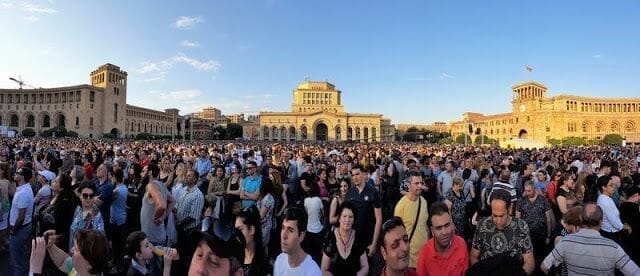 plaza republica erevan con Papa