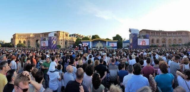 plaza republica erevan con Papa Francisco