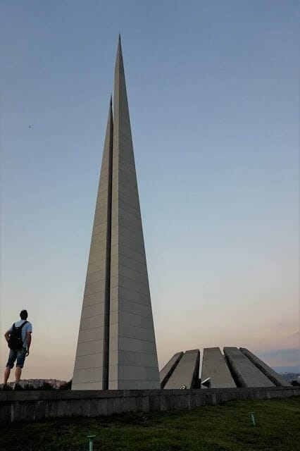 estela del MONUMENTO AL GENOCIDIO ARMENIO