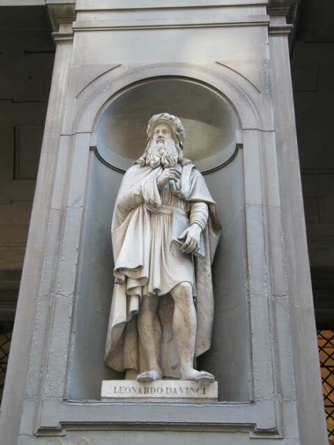 estatua leonardo da vinci en uffizi