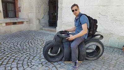que ver en Zamosc, moto con neumáticos