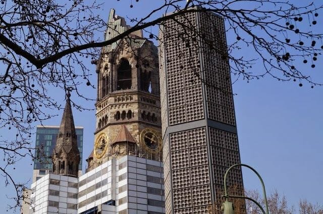 Kurfurstendamm y la iglesia del Recuerdo o Kaiser-Wilhelm-Gedächtniskirche.