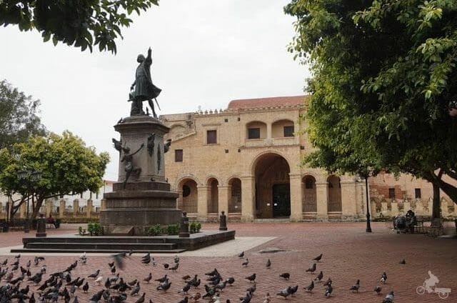 estatua colon y catedral santo domingo