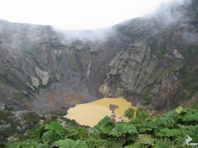 crater principal volcan irazu con laguna