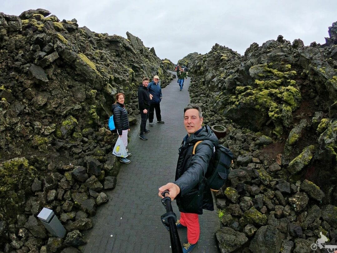 camino de lava para entrar a blue lagoon