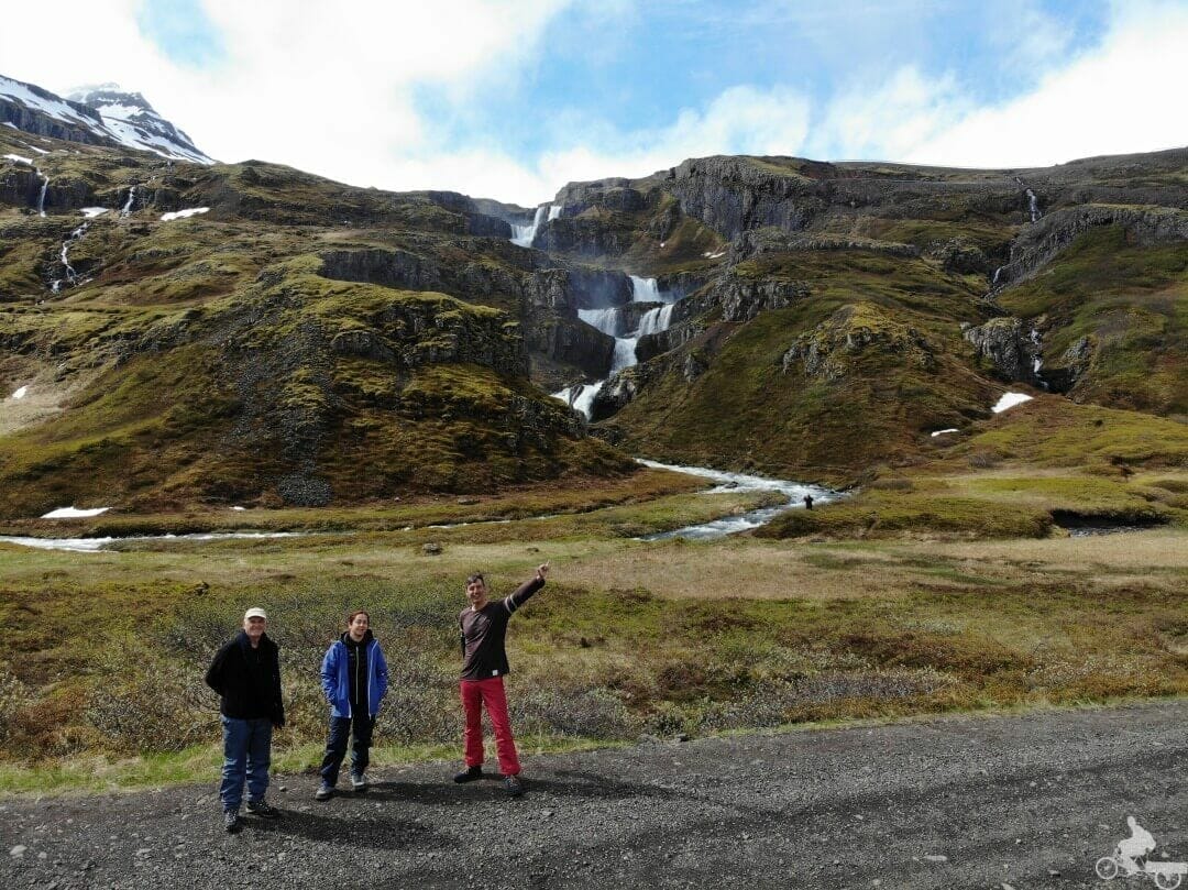 cascada klifbrekkufossar desde la carretera