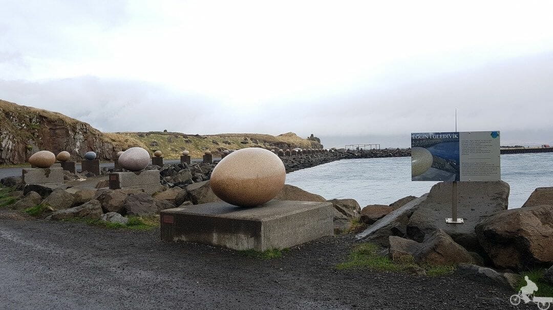 el monumento de los huevos