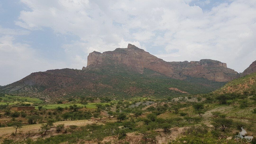montaña iglesia cueva etiopia