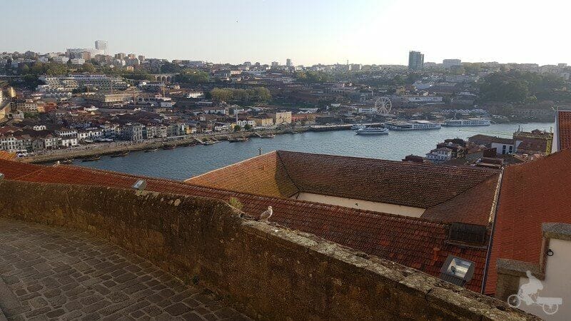 vistas gaia desde catedral oporto