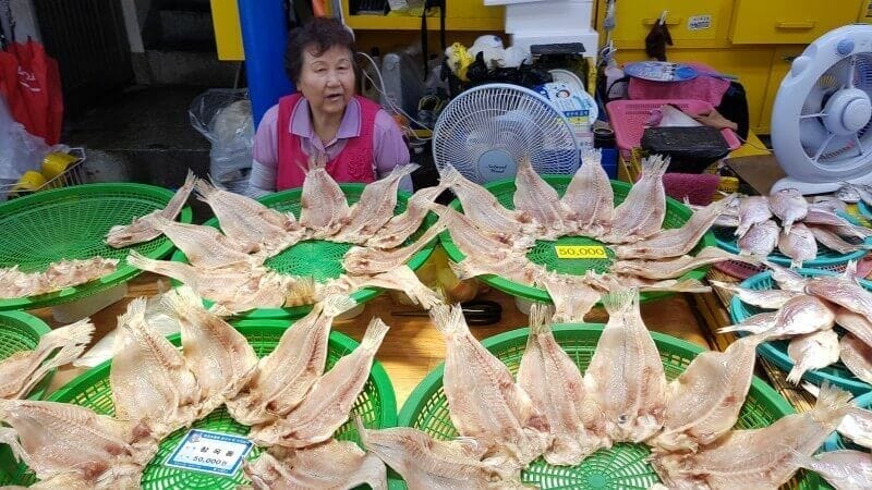 Dongmun traditional market