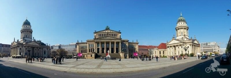 Plaza Gendarmenmarkt con la iglesia francesa y alemana de Berlín