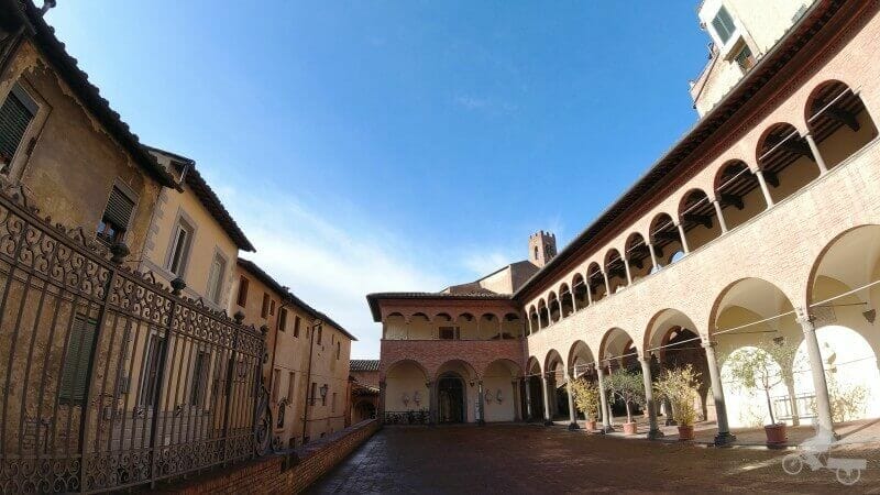 pórtico de los pueblos Santa Caterina - qué ver en Siena en un día