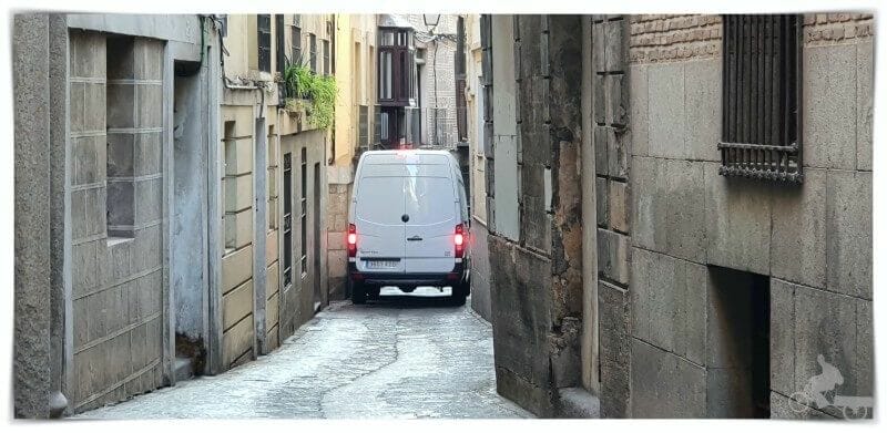 circular por las calles estrechas de Toledo 